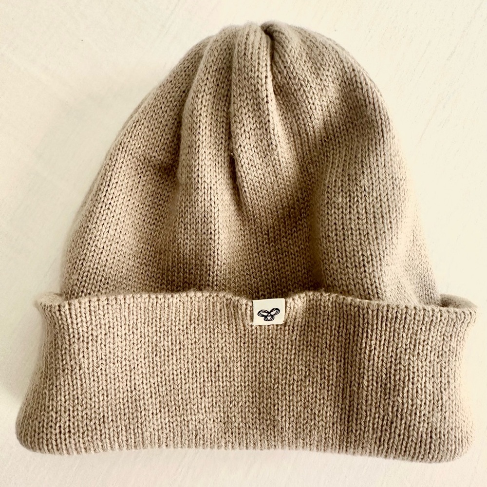 Aritzia TNA knit beanie in khaki color